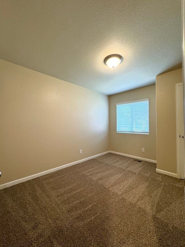 Building Photo - Spacious Ranch Style Home with 3 Bedrooms ...