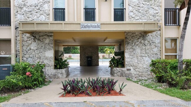 Building Photo - 241 S Royal Poinciana Blvd