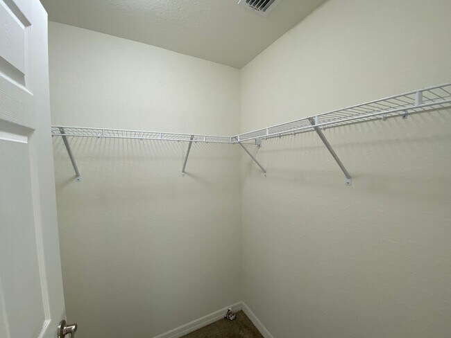 Building Photo - Custom Home - Desirable SE Ocala Neighborhood 3/2/2 **Won't Last**