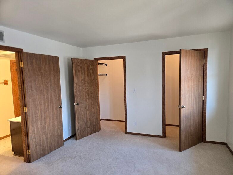 Bedroom Closets - W177N9731 Riversbend Cir E