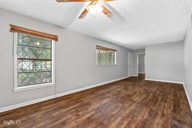 Building Photo - 4 BEDROOM 2 BATH