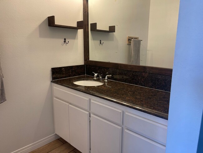 Building Photo - Secluded 2b/2.5b condo in Oxnard