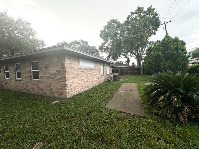 Building Photo - 9013 Lugary Dr