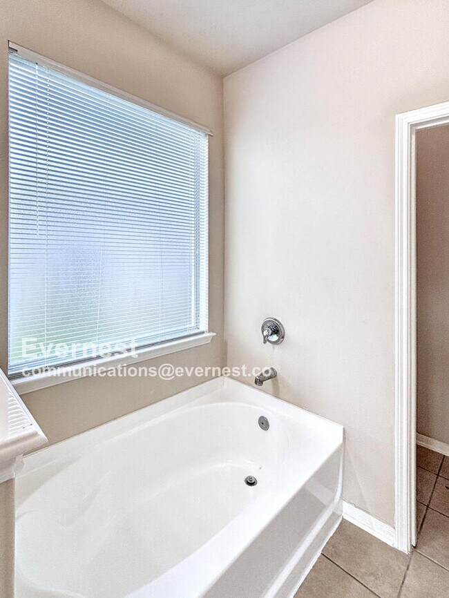 Building Photo - 8002 Arapahoe Ridge Ln