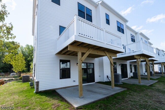 Building Photo - 10 Saw Mill Cir