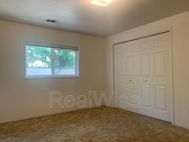 Building Photo - 1423 SW Kokanee Ln