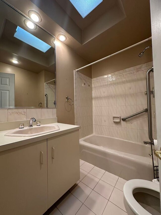 Building Photo - 3 bedroom 2 bath house in South Philly ava...