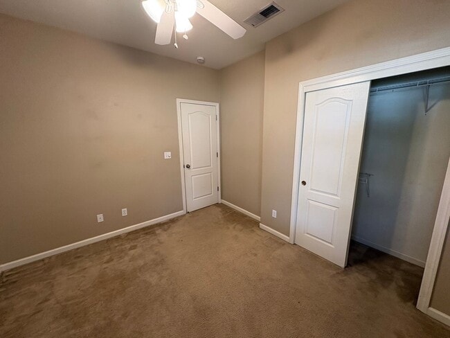 Building Photo - Spacious Tulare Home Available Now!