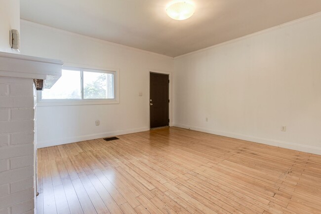 Building Photo - 2823 Cobden St