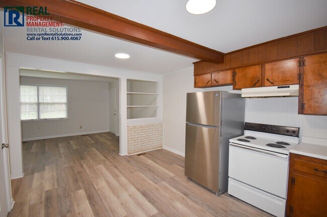 Building Photo - 2 bedroom 1 bath duplex with washer/dryer hookups, lawncare included!