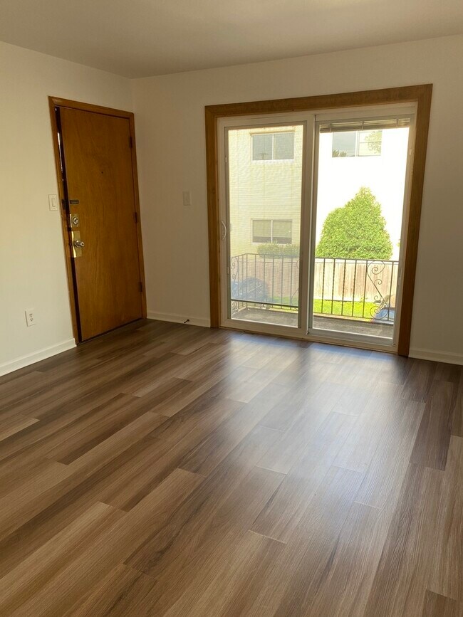 Building Photo - 116 S Cooper Rd