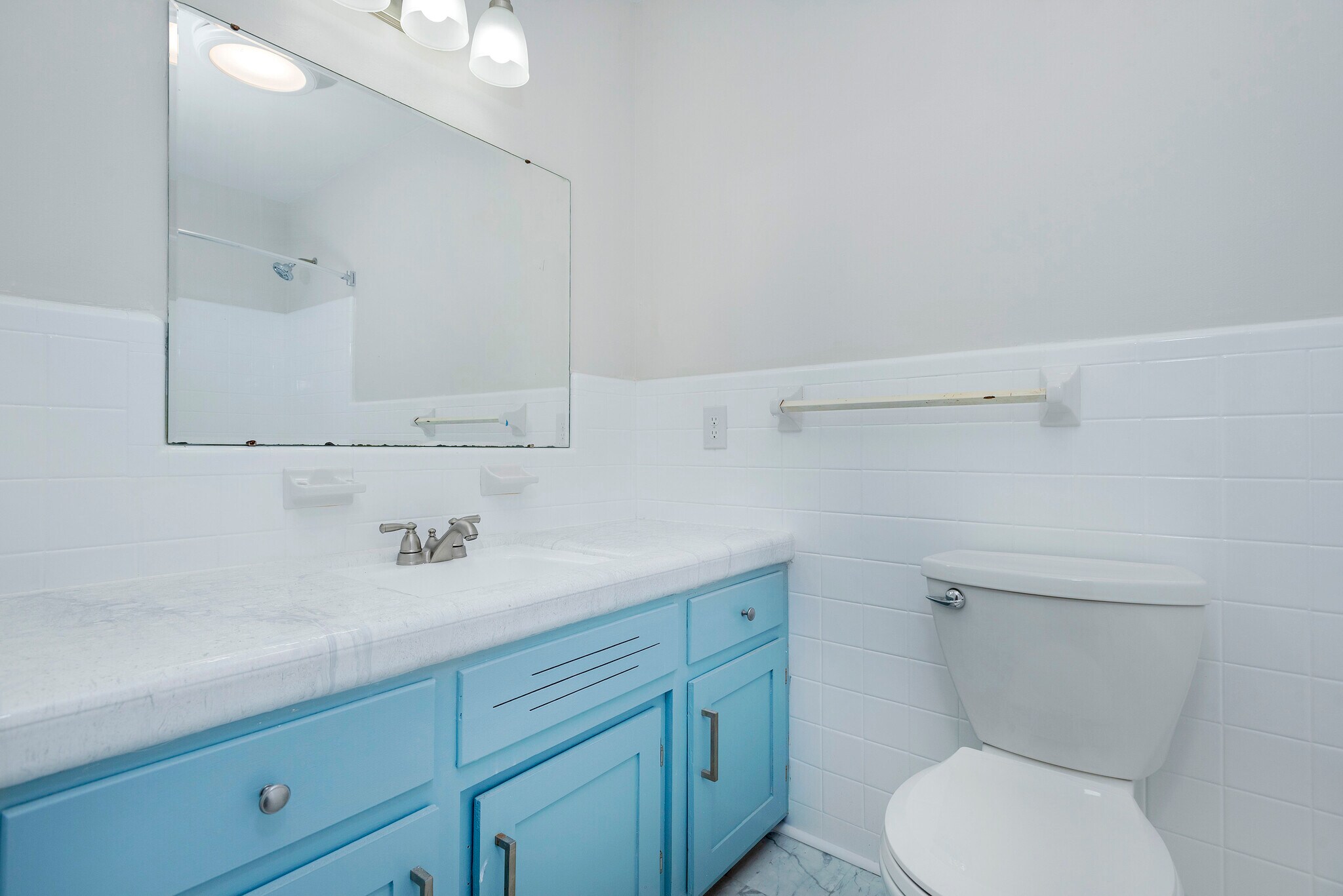 Main Level Full Bath - 5760 Saundersville Rd