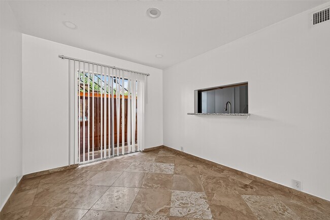 Building Photo - 3303 W Greenridge Dr