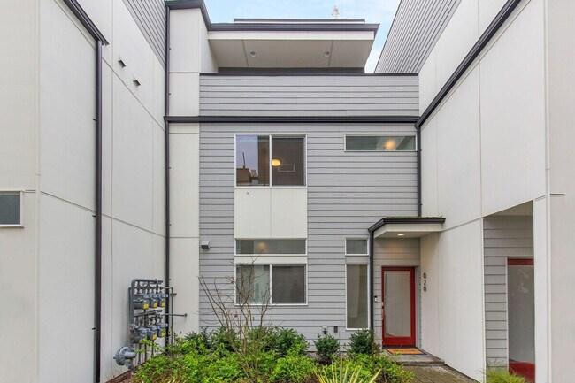 Building Photo - 628 10th Ave E