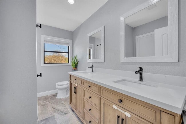 Building Photo - 1081 Lake Weldona Dr