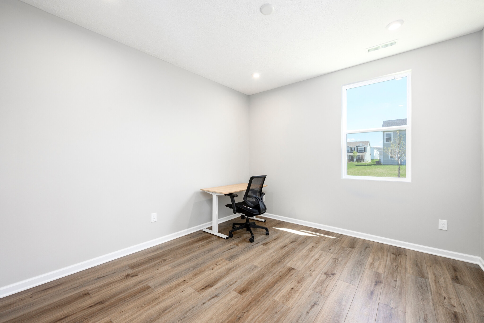 Building Photo - 1573 Crest Dr