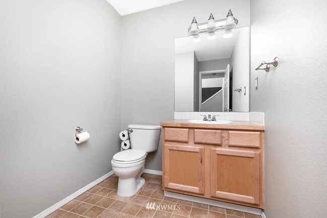 Building Photo - Move in ready home with 4 beds 2.5 bath and 3 car garage