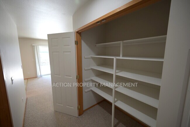 Building Photo - 2 bed 1 bath, bottom floor apartment in Port Angeles, close to Peninsula College and the Olympic ...