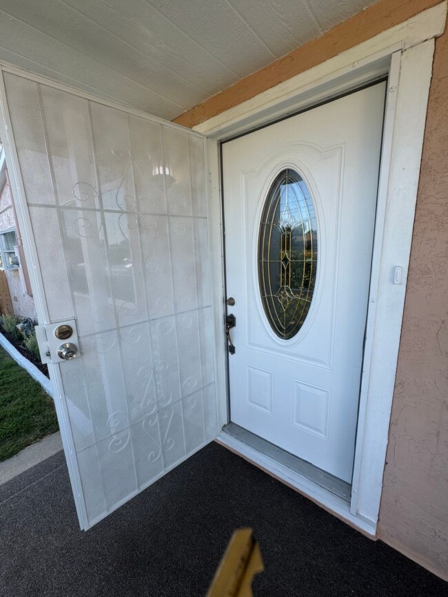 Building Photo - 5 Bedroom, 3.5 Bath, Beautiful 1,856 SQ FT...