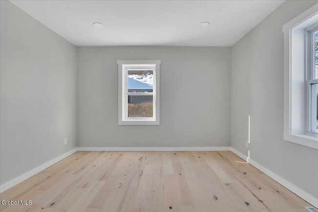 Building Photo - 257 W Circular St