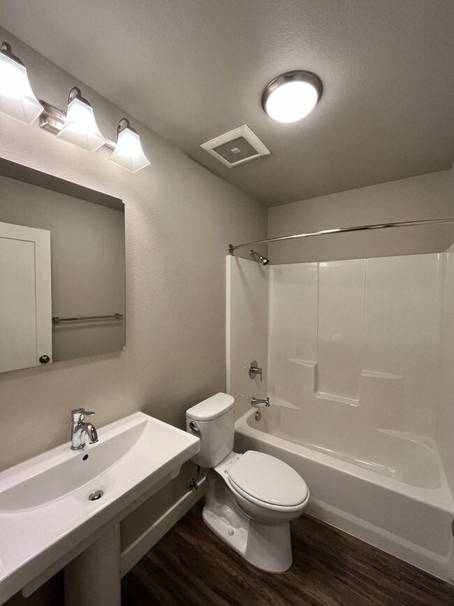 Building Photo - Close-in / Stunning 2 Bedroom Flat! Private Covered Patio, In-Unit Washer & Dryer, Community Gard...