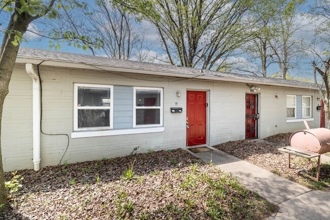 Building Photo - 1 Bed, 1 Bath Pet-Friendly Apartment with Shared Yard