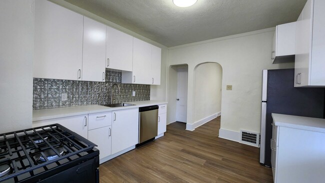 Building Photo - 121 Bausman St