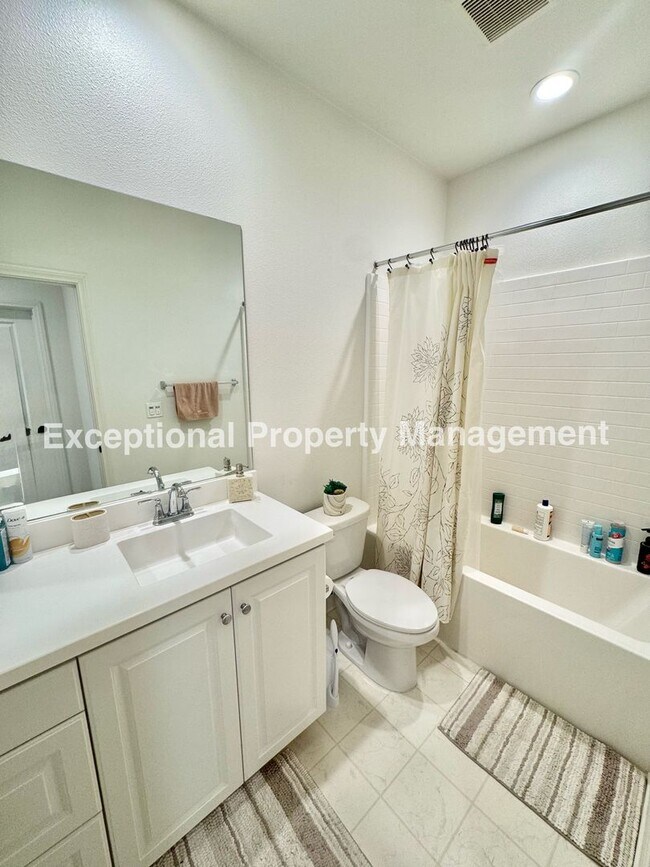 Building Photo - Ready to move in 3 bed 3 bath home!