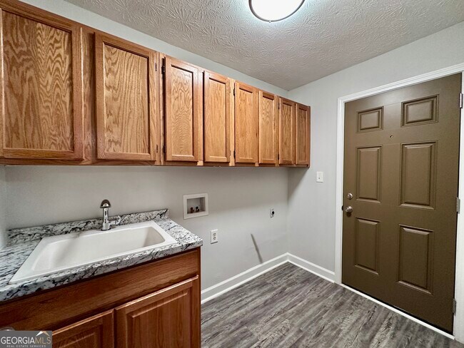 Building Photo - 5506 Woodland Dr