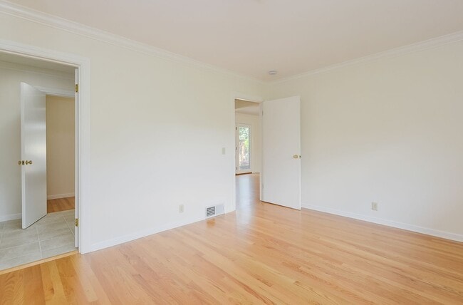 Building Photo - Lovely home near the Willows