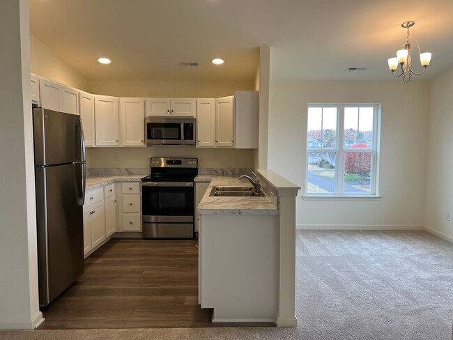 Building Photo - YEAR-ROUND RENTAL - 2 BED 2 BATH CONDO - U...