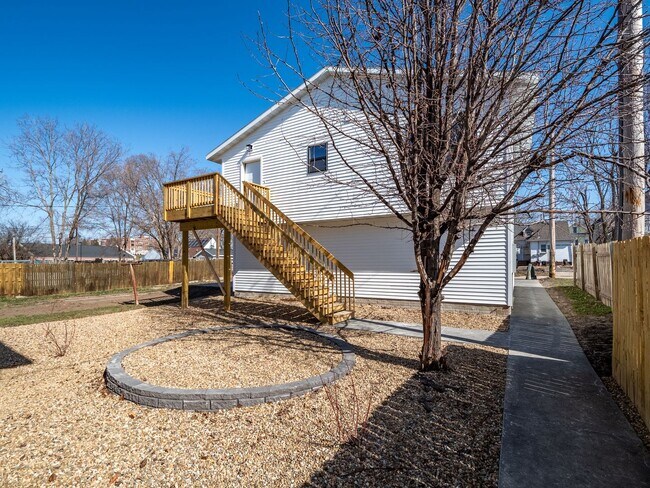 Building Photo - 922