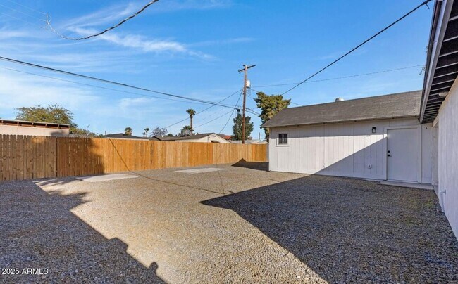 Building Photo - 2320 E Whitton Ave