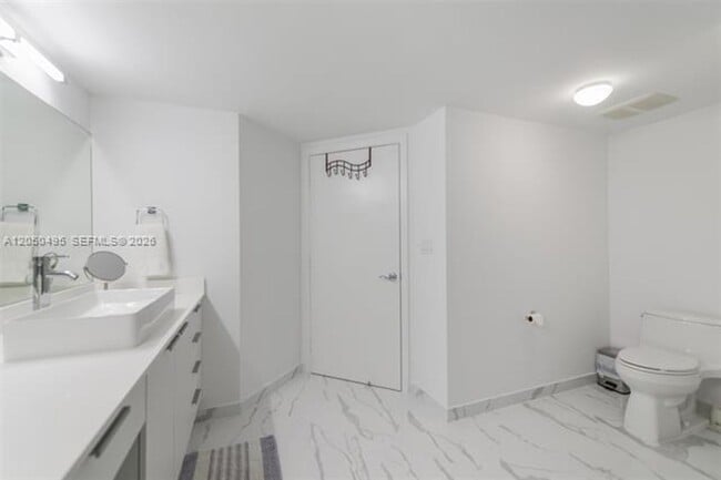 Building Photo - 16699 Collins Ave