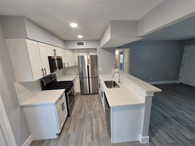 Building Photo - 2504 Manor Cir