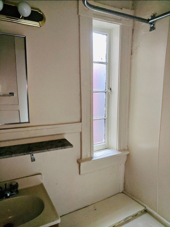 Building Photo - 3314 Ellwood Ave