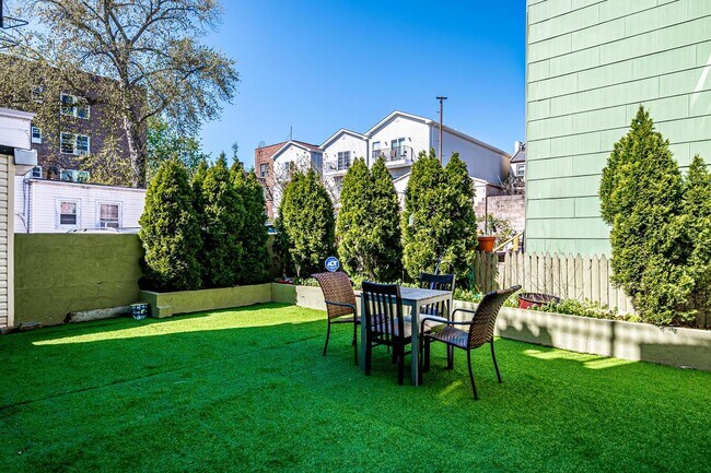 Building Photo - 52 Beacon Ave