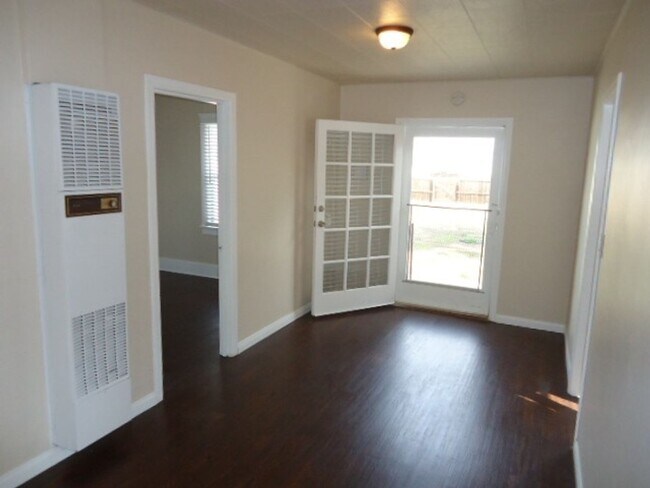 Building Photo - 2 bedroom 1 bathroom Craftsman Home locate...