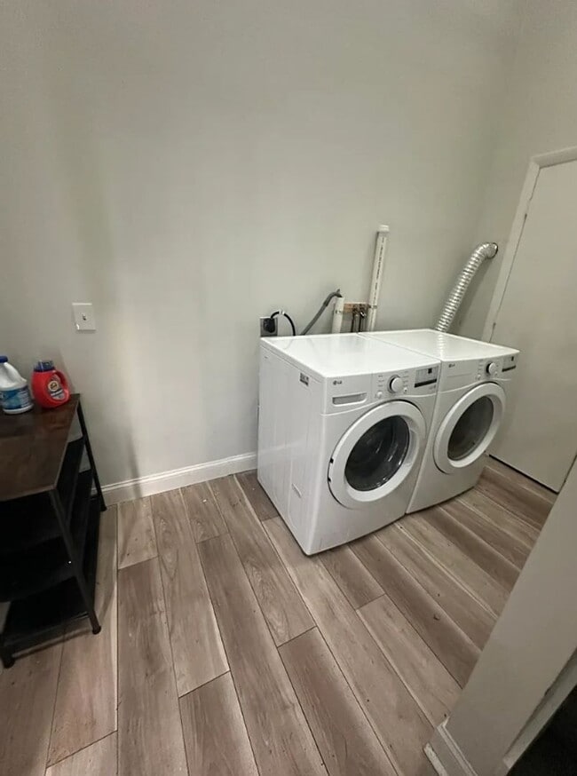 Building Photo - 15 Joy St