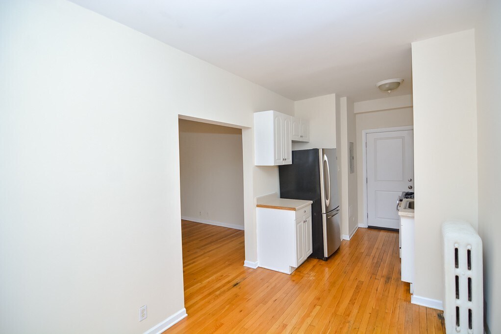 Building Photo - 906 W Addison St