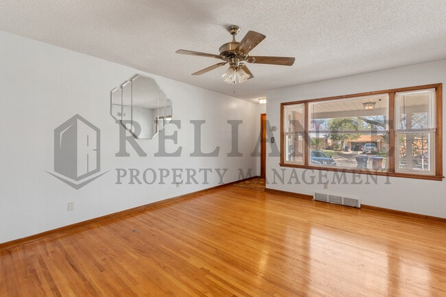 Building Photo - 1707 S Mission Rd