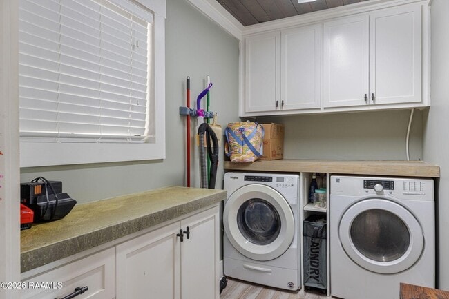 Building Photo - 610 E Demanade Dr
