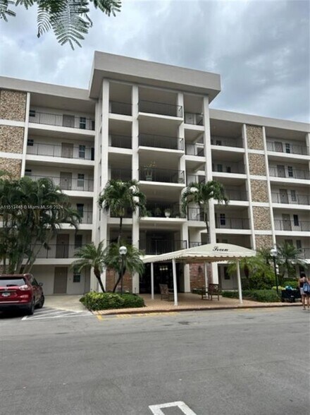 Building Photo - 2801 N Palm Aire Dr