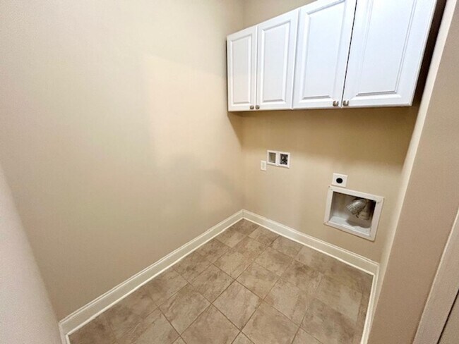 Building Photo - Spacious 4 bedroom, 3 bathroom single fami...