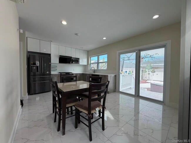 Building Photo - 30 Herkomer St