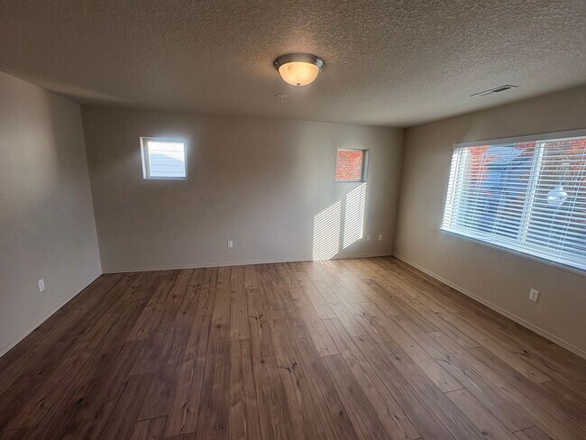 Building Photo - Well Maintained Spacious 4 BD Home with Granite Countertops, Hardwood Floors, High Ceilings, Grea...