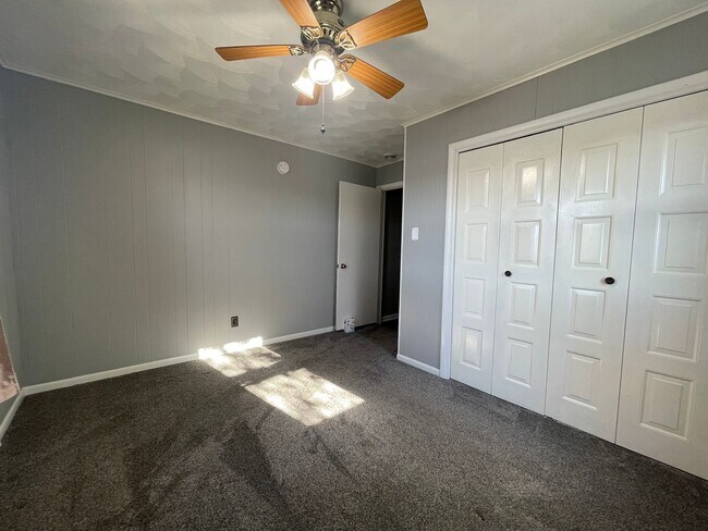 Building Photo - Three Bedroom Home in Gobles