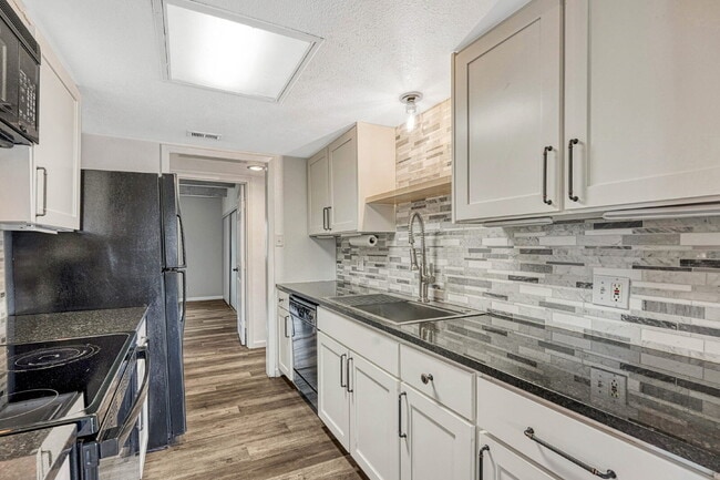 Building Photo - Charming 3-Bed Penthouse Condo in Denver with 2 full bathrooms! – Open Floor Plan *Move in specia...