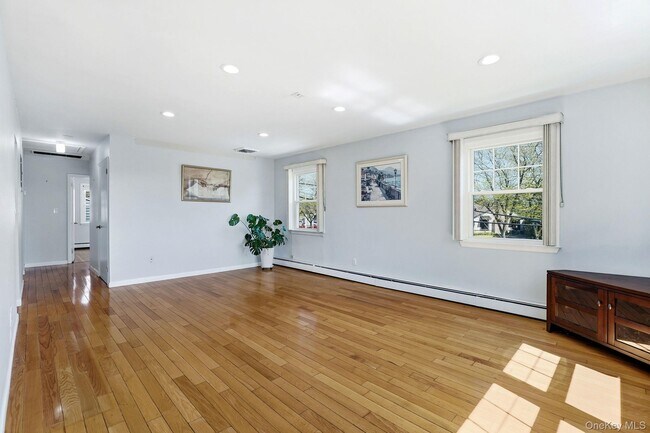 Building Photo - 250 S Ridge St