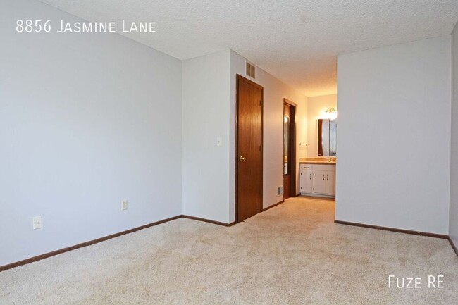 Building Photo - Stunning 2 BD / 1 BA Eden Prairie Town home.